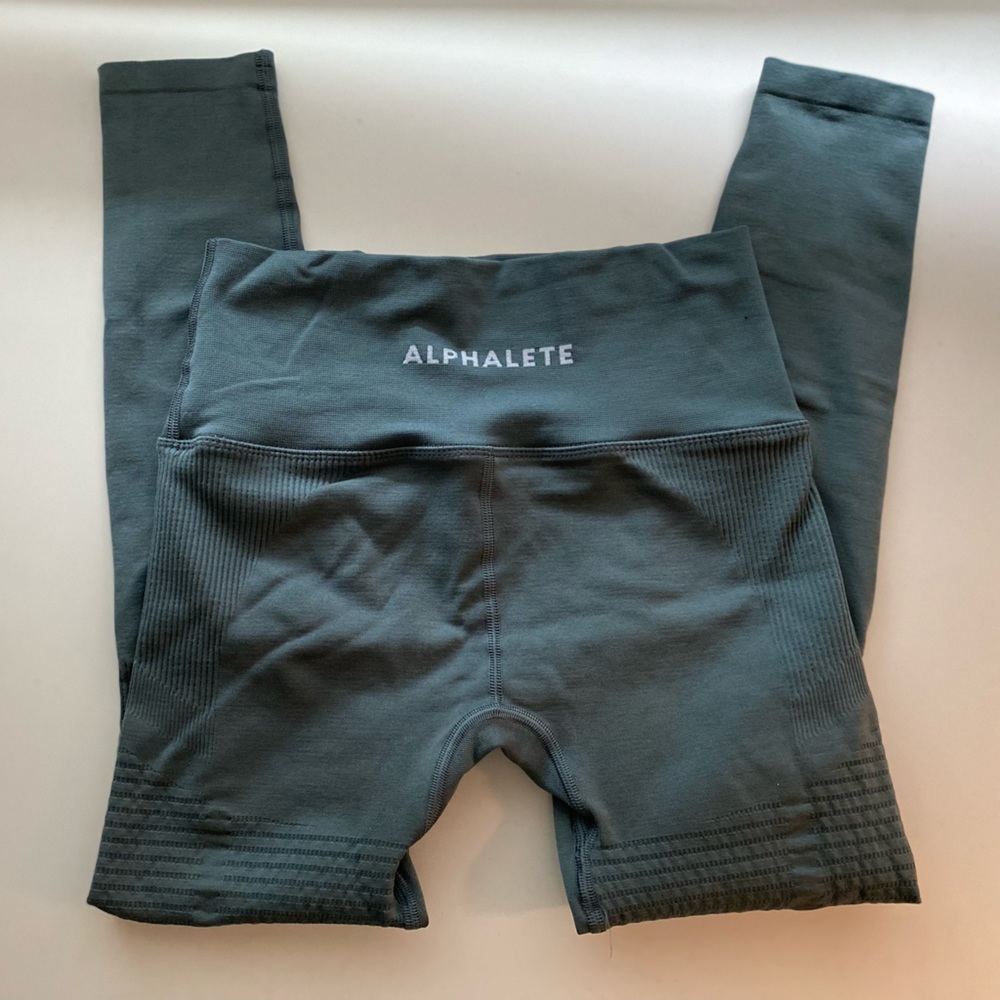 Alphalete Ozone legging. NWOT. Size M.